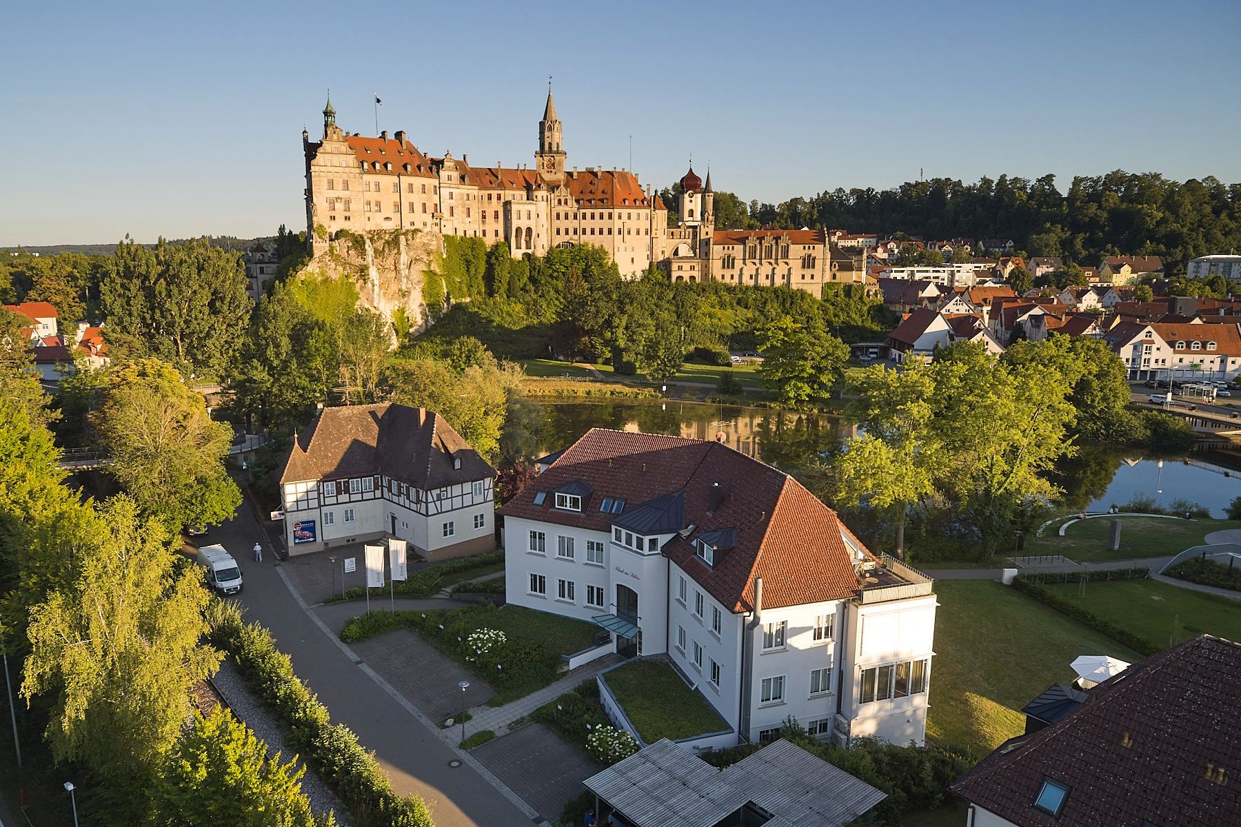 Hohenzollernschloss Sigmaringen über der Donau, darunter das Gebäude der Klinik am Schloss