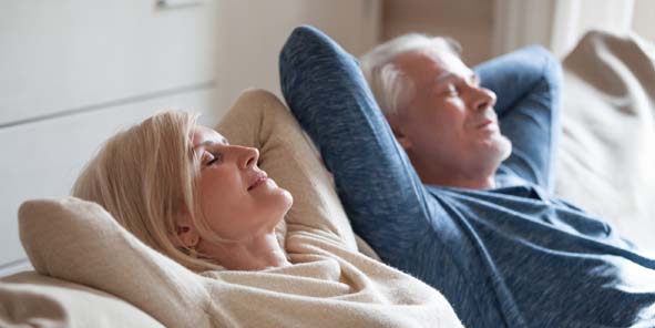 Älteres Paar ruht sich aus nach Implantation, um Schmerzen zu vermeiden.