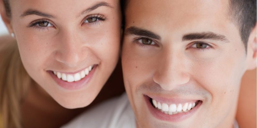 Junges Paar fragt sich, in welchem Alter Zahnimplantate sinnvoll sind.