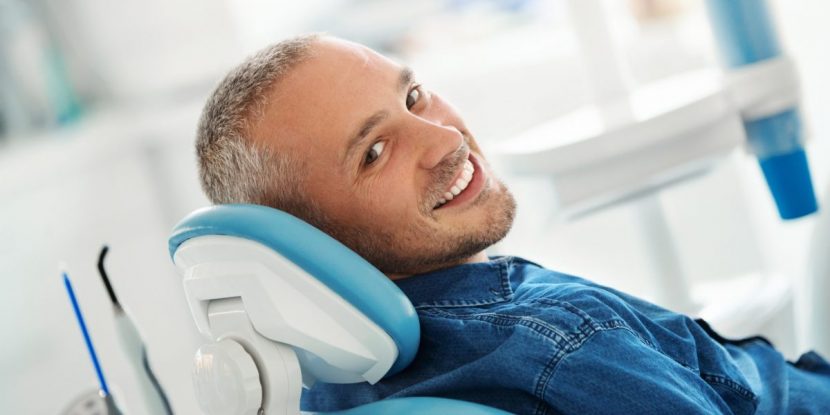 Ein Implantat besteht aus dem Zahnimplantat selbst und der Zahnkrone.